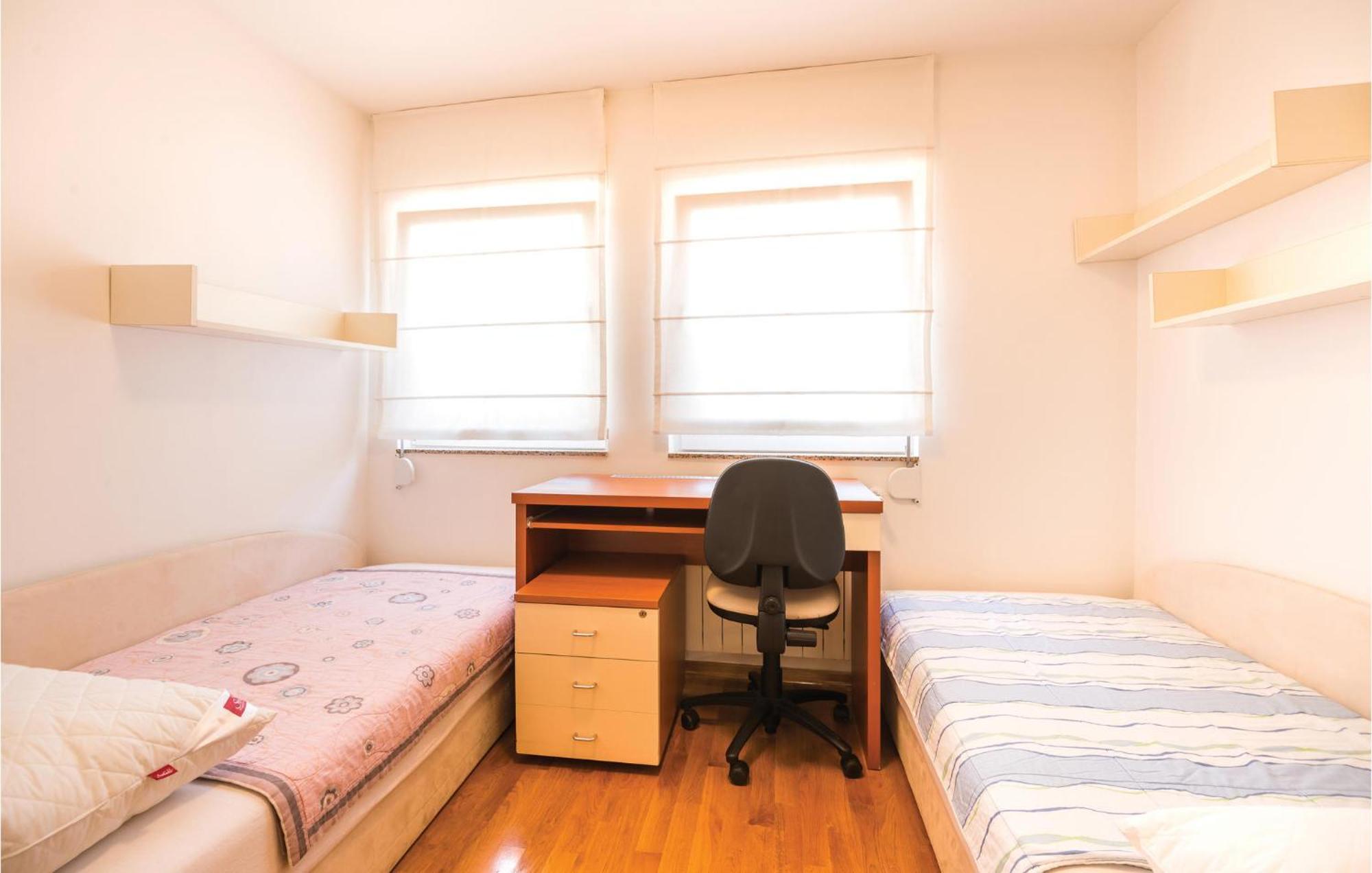 Cozy Apartment In Rijeka With Kitchen Kültér fotó