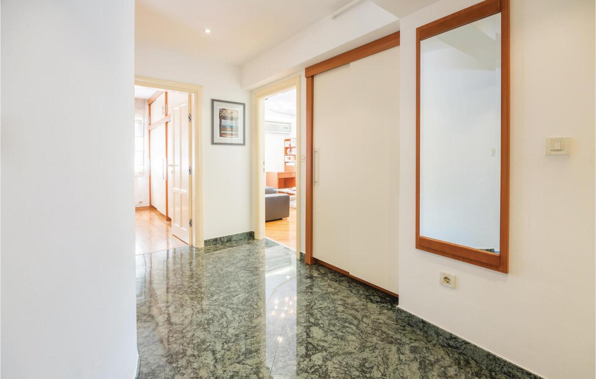 Cozy Apartment In Rijeka With Kitchen Kültér fotó